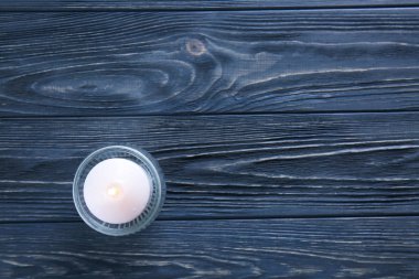 Ahşap zemin üzerinde yanan mum