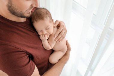 Şirin Bebek evde babamla