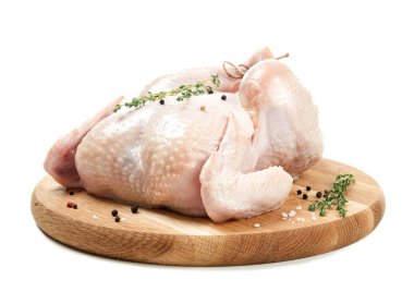 Bütün taze tavuk ile ahşap tahta