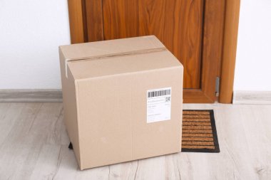 Kapı yakınında kat parsel kutusunda