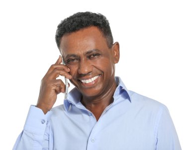 Beyaz arka plan karşı cep telefonunda konuşan olgun Afrikalı-Amerikalı adam