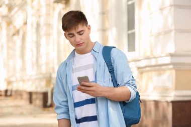 Açık havada cep telefonunuzun modaya uygun genç çocuk