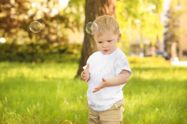 Güneşli günde yeşil Park'ta yürüyordunuz şirin bebek çocuk