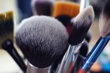 Profesyonel makyaj sanatçısı, closeup farklı fırçalar