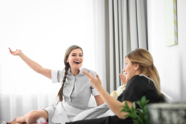 Genç Room'da dinlenme 