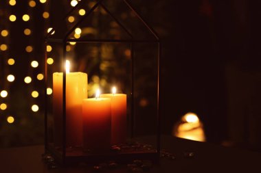 Karanlığın içinde güzel yanan mumlar  