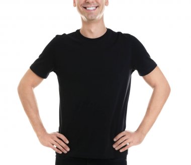 Genç adam t-shirt beyaz arka plan üzerinde renkli. Mockup tasarım için