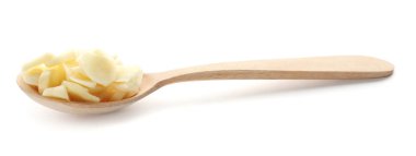 Tahta kaşık ile kıyılmış sarımsak  