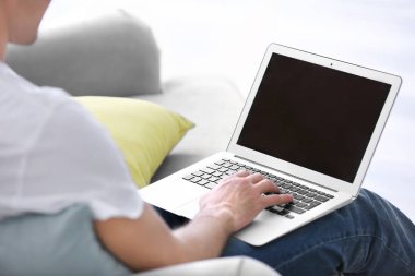 Kapalı, dizüstü bilgisayar kullanan adam portre