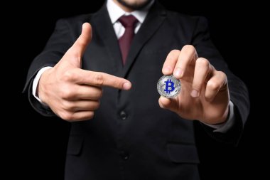 Gümüş bitcoin adamla 