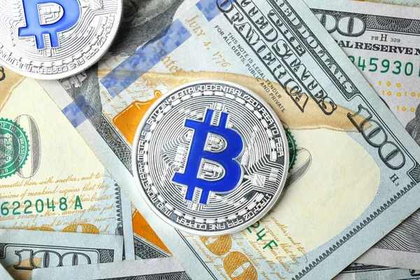 Bitcoin d'argento su banconote da un dollaro — Foto Stock
