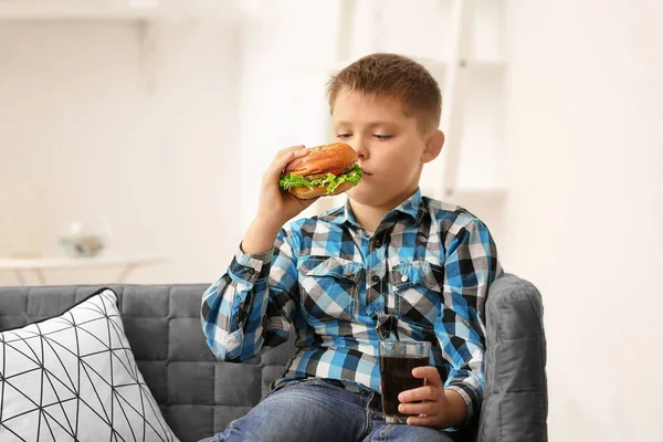 Tlustý Chlapec Jíst Hamburger Pít Sodovku Doma — Stock fotografie