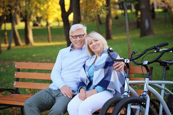Älteres Ehepaar mit Fahrrädern — Stockfoto