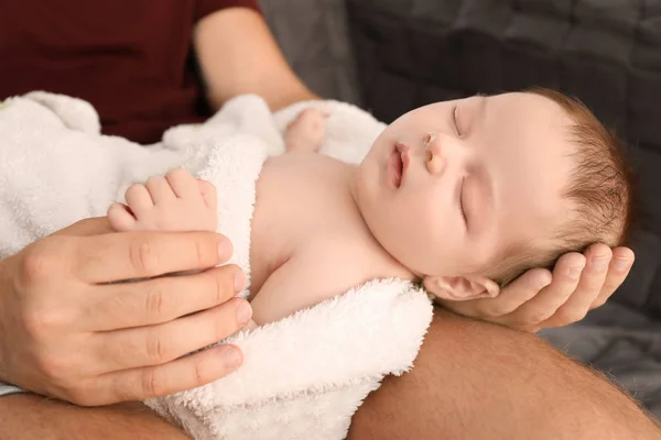 Padre con bambino carino a casa, primo piano — Foto Stock