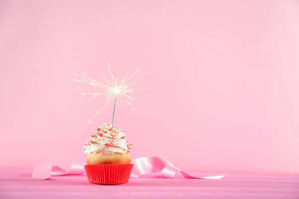 Cupcake Anniversaire Avec Scintillant Sur Table Sur Fond Couleur — Photo