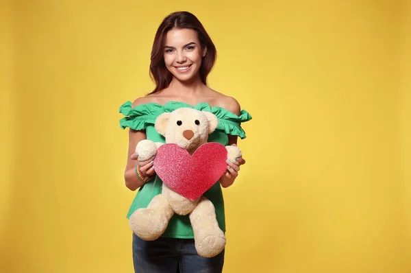 Mujer con corazón de papel y oso de juguete —  Fotos de Stock