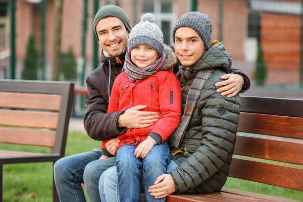 Mužské Homosexuální Pár Adoptovaného Chlapce Sedí Lavičce Parku — Stock fotografie
