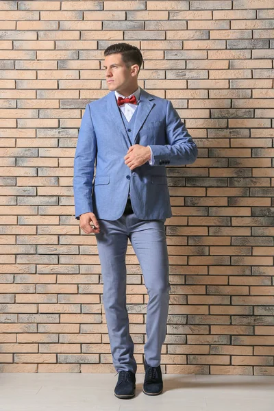 Hombre guapo en traje elegante —  Fotos de Stock