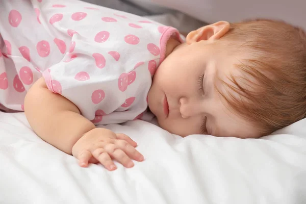 Aranyos Kisbaba Alszik Ágyban — Stock Fotó