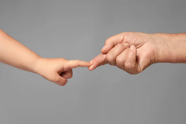 Handen Van Oudere Man Baby Lichte Grijze Achtergrond — Stockfoto