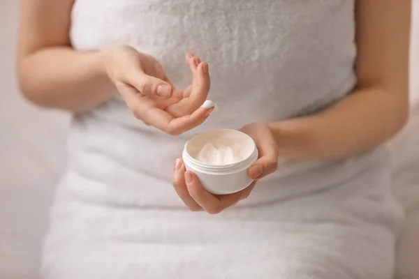 Junge Frau Die Handcreme Aufträgt Nahaufnahme — Stockfoto