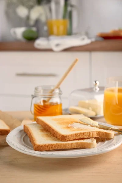 Gevrek tost ile plaka — Stok fotoğraf