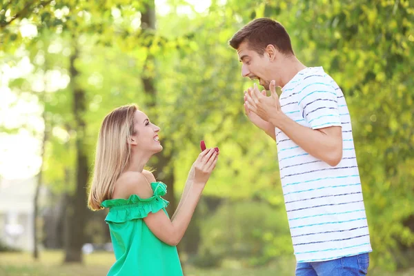 Junger Mann macht Freundin Heiratsantrag — Stockfoto