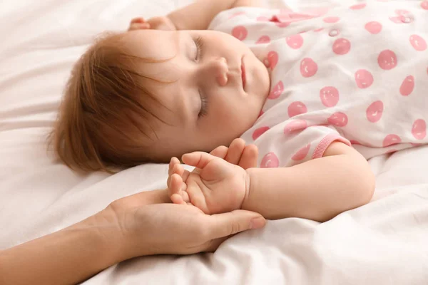 Mãe Segurando Mão Seu Bebê Close — Fotografia de Stock