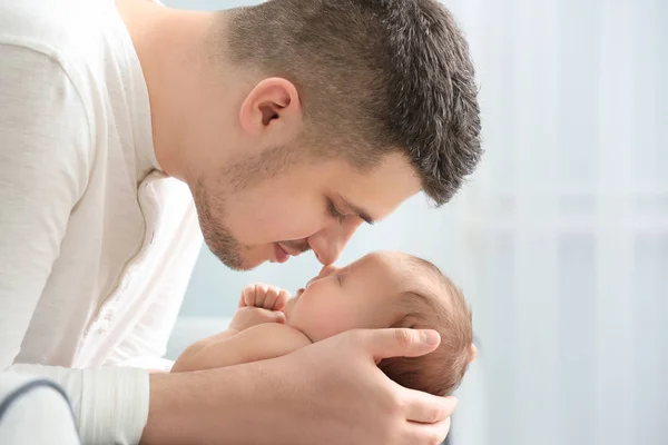 Padre Sosteniendo Lindo Recién Nacido Casa Primer Plano — Foto de Stock