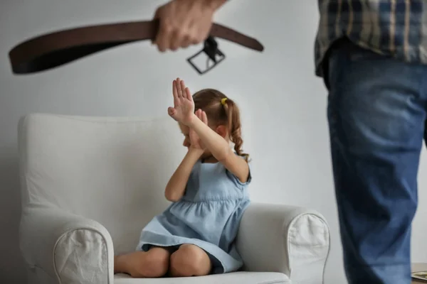 Homem Ameaçando Sua Filha Casa — Fotografia de Stock