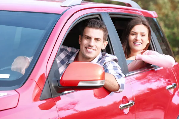 Pareja Joven Mirando Hacia Fuera Coche Moderno Nuevo —  Fotos de Stock