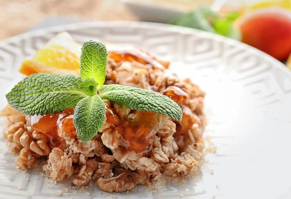 Plate with apple crisp — Stock Photo, Image