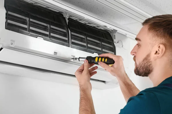 Technicus vaststelling airconditioner — Stockfoto