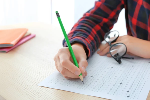 Estudante escolhendo respostas no teste — Fotografia de Stock