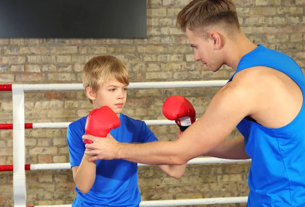 Liten Pojke Med Tränare Boxningsring — Stockfoto
