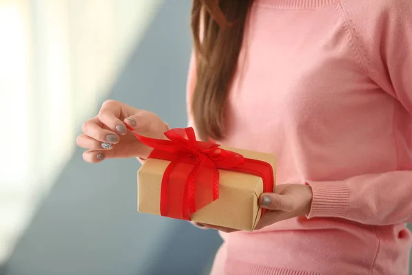 Mujer joven sosteniendo caja de regalo — Foto de Stock