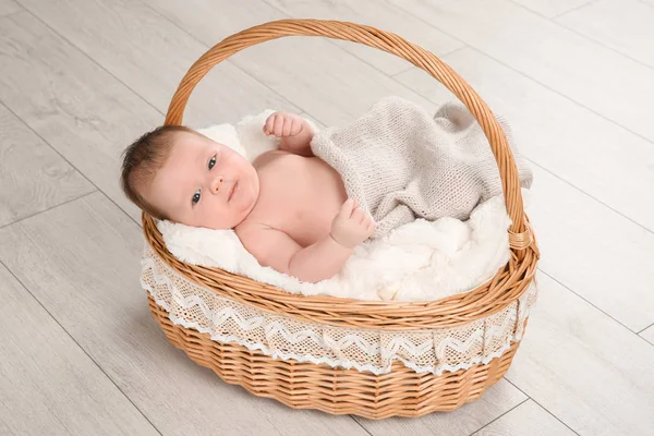 Bebê Recém Nascido Bonito Deitado Cesta Casa — Fotografia de Stock