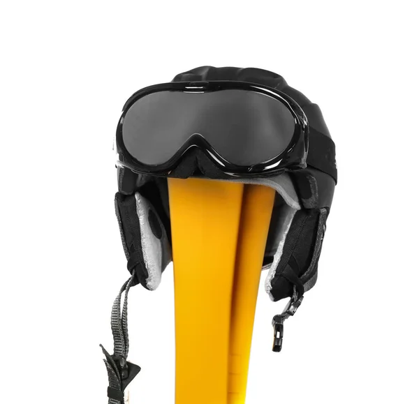 Esquís amarillos con gafas y casco — Foto de Stock