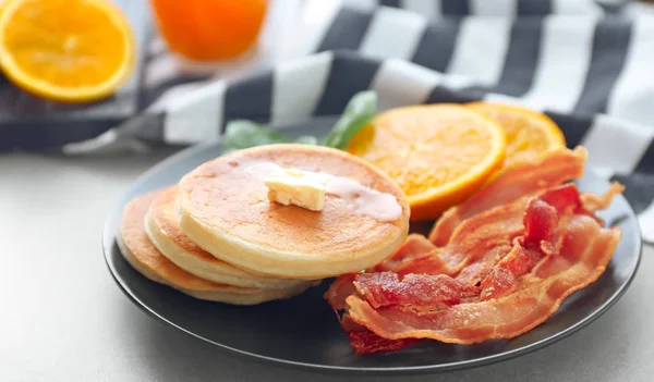 Leckeres Frühstück Mit Pfannkuchen Speck Und Orangenscheiben Auf Dem Teller — Stockfoto