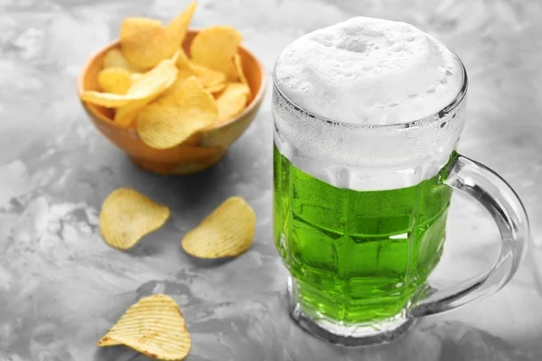 Glas Groene Bier Een Grijze Achtergrond Saint Patrick Day Viering — Stockfoto