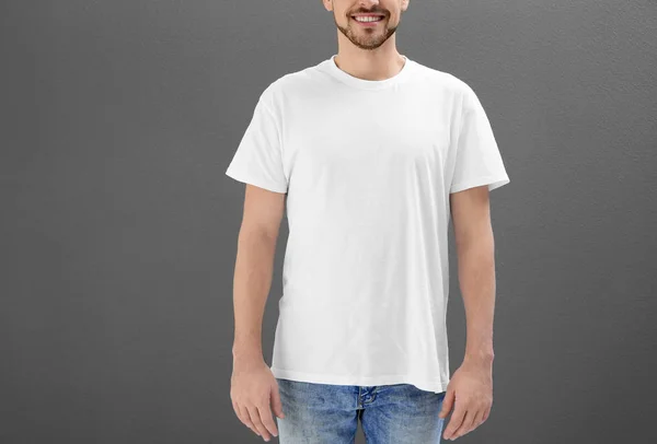 Genç adam t-shirt — Stok fotoğraf