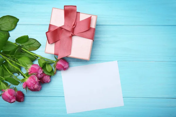 Τριαντάφυλλα Κουτί Δώρου Και Κενή Κάρτα Ξύλινα Φόντο Κάτοψη — Φωτογραφία Αρχείου