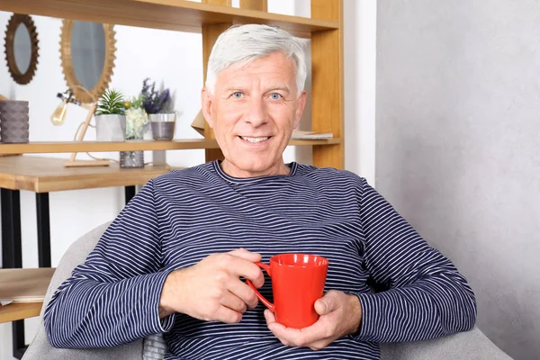 Зрелый человек пьет чай. — стоковое фото