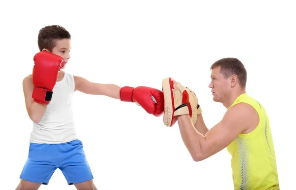 Niedlicher kleiner Junge beim Training mit Boxtrainer, auf weißem Hintergrund — Stockfoto