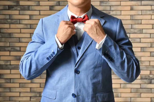 Pohledný Muž Elegantním Obleku Cihlové Zdi Closeup — Stock fotografie