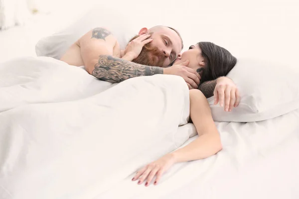Attraktives Junges Paar Mit Tätowierungen Hause Bett — Stockfoto