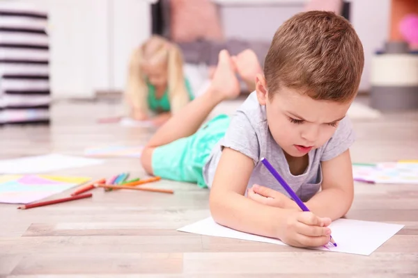 Niedlichen Kleinen Jungen Zeichnung Hause — Stockfoto