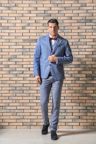 Stilig man i elegant kostym — Stockfoto