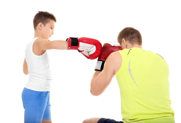 Bonito menino treinando com treinador de boxe, em fundo branco — Fotografia de Stock