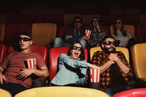 Jeunes regardant des films au cinéma — Photo